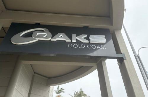 Surfers Paradise Hotel | Luxury Privately Owned Ocean View Studio OAKS Gold Tower