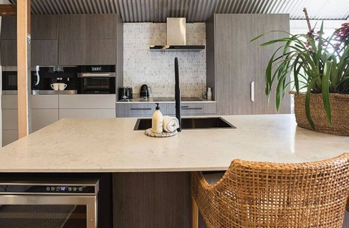 Clayfield House | Luxury Residence Heated Magnesium Pool+Parking