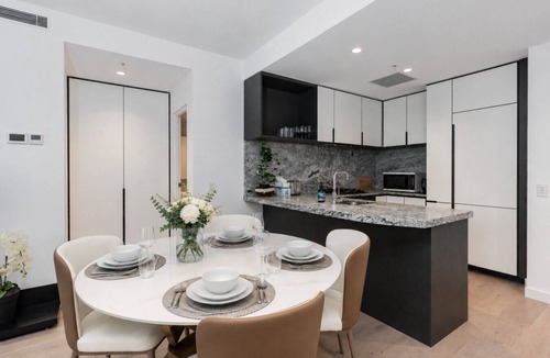 Melbourne Central Business District Apartment | Luxury Ritz 2B2B w/Pool & Gym&Sauna