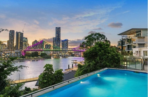 New Farm Apartment | Luxury Riverfront Apt w/Pool & City Views
