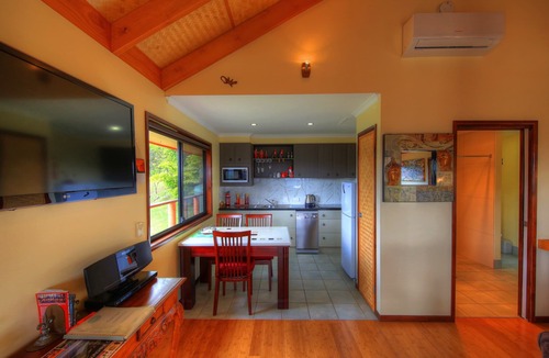Balmoral Ridge House | Luxury self-contained villa with king bed, double spa, fireplace, and kitchen.