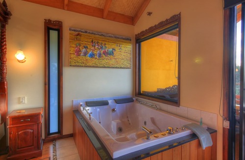 Balmoral Ridge House | Luxury self-contained villa with king bed, double spa, fireplace, and kitchen.