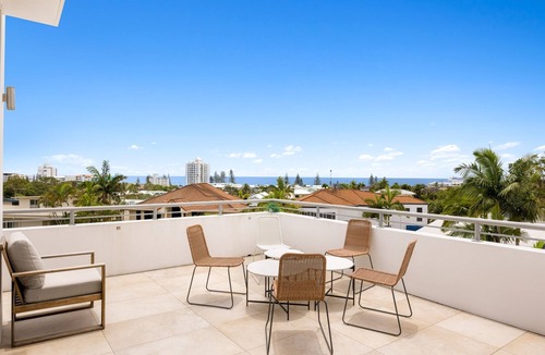 Alexandra Headland House | Luxury Spacious Alex Beach Home walk to Beautiful Alex Beach
