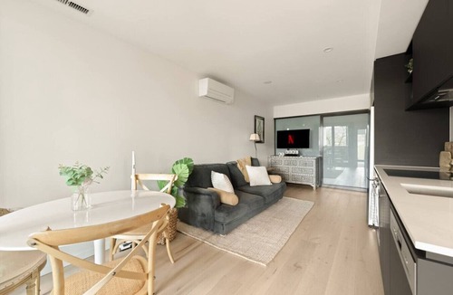 Reid Apartment | Luxury Stay CBR Centre | 2-bed | Sleep 4 | Parking