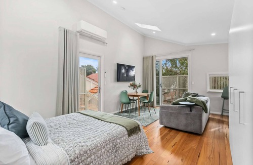 Nedlands Apartment | Luxury studio set in the trees, close to hospitals, Uni, and Cat buses