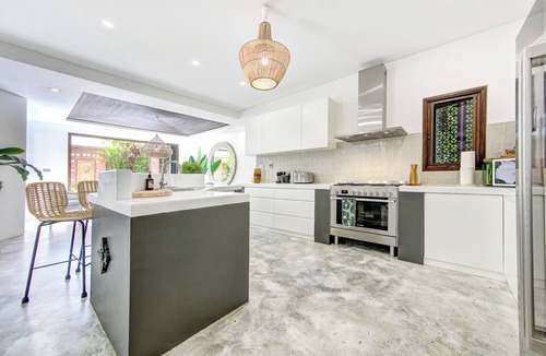 Thirroul House | Luxury Thirroul Home with Pool, Spa & Cinema Room