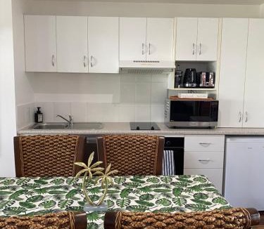 Noosaville Apartment | Luxury Top Floor Sunset Villa