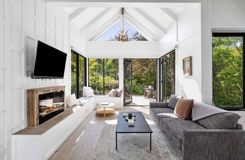 Daylesford Villa | Luxury Villa - simple stones throw from the lake