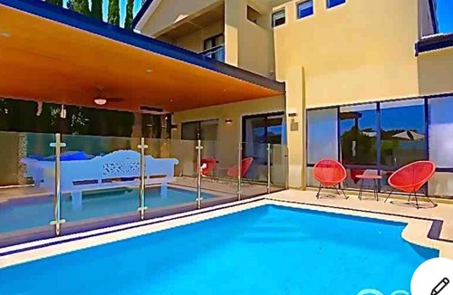 Munster House | LUXURY VILLA W POOL & SPAS