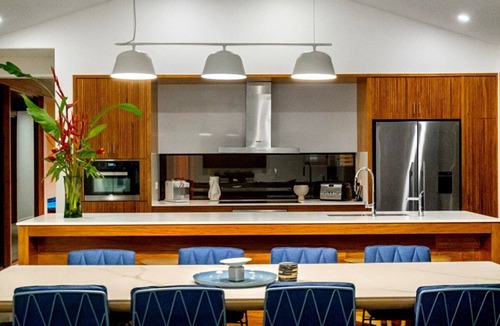 Airlie Beach House | Luxury Villas Aqua at Yangaro (With Car Parking)