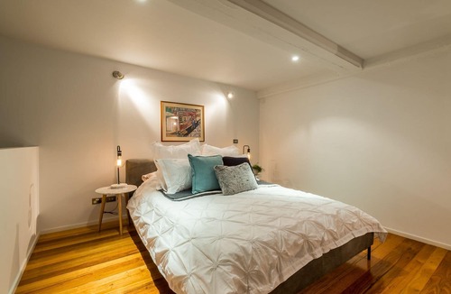 Abbotsford Apartment | Luxury warehouse apartment close to CBD