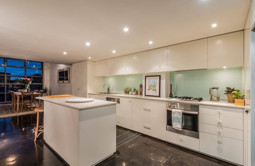 Abbotsford Apartment | Luxury warehouse apartment close to CBD