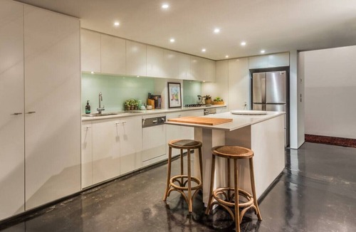 Abbotsford Apartment | Luxury warehouse apartment close to CBD