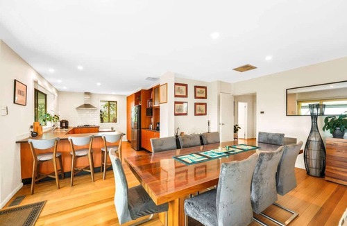 North Warrandyte House | Luxury Warrandyte Retreat w Pool, Views & Theatre