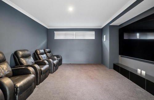 Halls Head House | Luxury Waterfront 5-Bed Family Home Near Mandurah