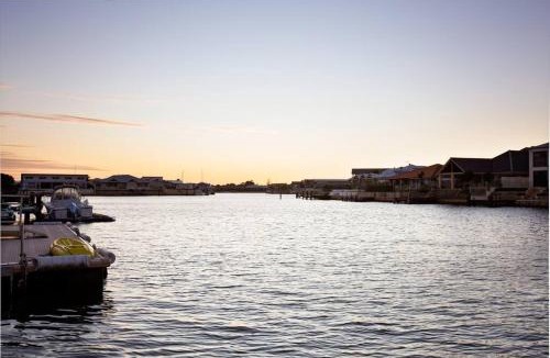 Geographe House | Luxury Waterfront Canal Estate With Private Jetty - Pet Friendly