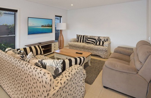 Helensvale House | Luxury waterfront house close to Theme Parks and shops