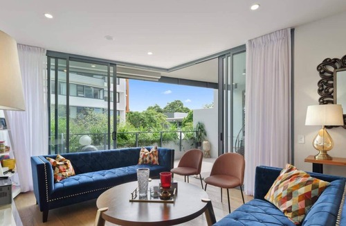 West End Apartment | Luxury West End Apartment - Pool Gym Parking