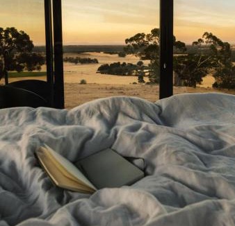 Toolleen House | Luxury Winery Stay with Sweeping Hilltop Views