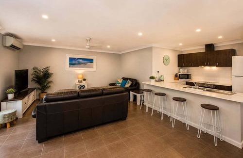 Broadwater House | Maggies Beach House – Relaxed Stay Near the Beach