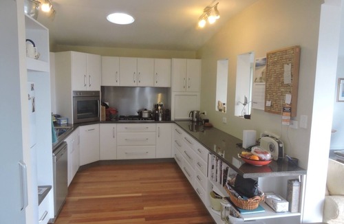 Bridport House | Magic home, magic views. Minutes walk to beaches, swimming, shops, restaurants