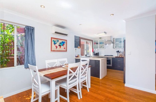 Scarborough Villa | Magic Location! 1km to Scarborough Beach!