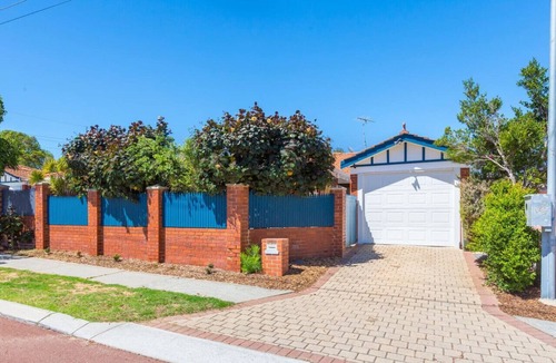 Scarborough Villa | Magic Location! 1km to Scarborough Beach!