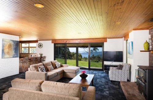 Smiths Lake House | Magic Mountain at Smiths Lake