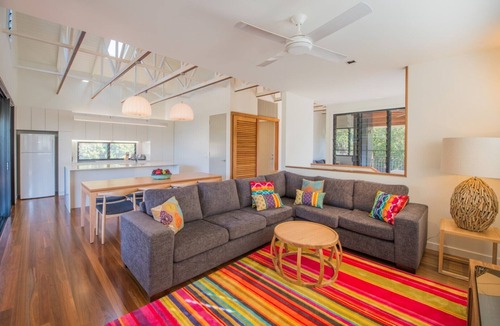 Point Lookout House | Magnificent architect designed 4 Bedroom Straddie Beach House centrally.