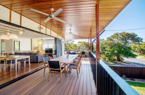 Point Lookout House | Magnificent architect designed 4 Bedroom Straddie Beach House centrally.