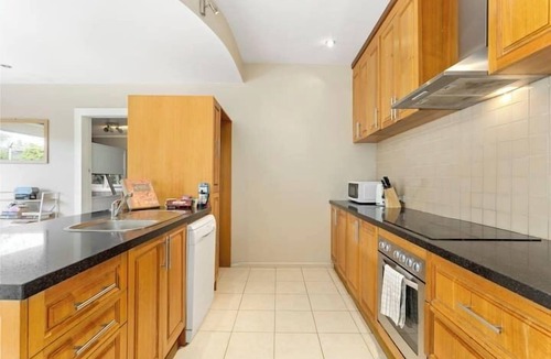 West Launceston House | Magnolia House: Near the Cataract Gorge & Parking