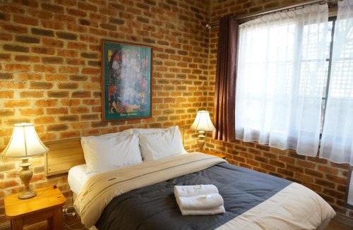 Cranbourne Hotel | Mahogany Park