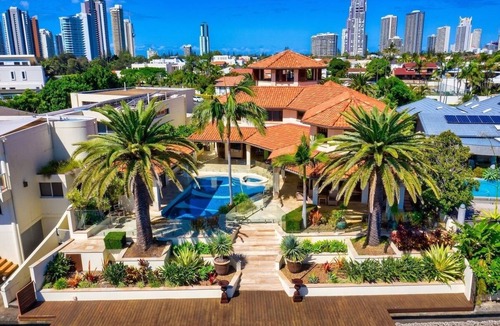 Surfers Paradise House | Main River Grandeur Mansion, 4 Bed, Pool & Sauna