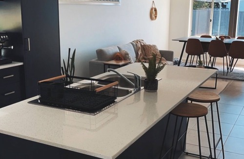 Telarah House | Maitland Getaway | Spa, EV Charger, Pet Friendly