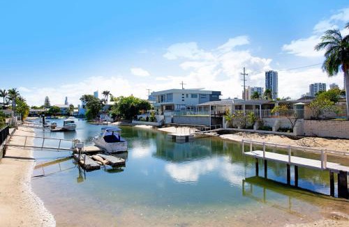 Broadbeach Waters House | Majestic Palms - Heated Pool
