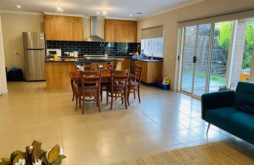 Greensborough House | Make new friends during your travels in a comfortable, big shared house