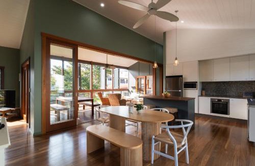 Dicky Beach House | Malakai Beach House
