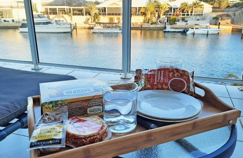 Halls Head Villa | Mandurah Canal Holiday Home with own jetty! Boats! Crabs! Dolphins!