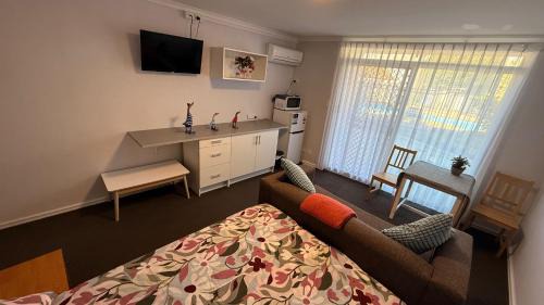 Mandurah Apartment | Mandurah Coastal Studio - Pool Outlook