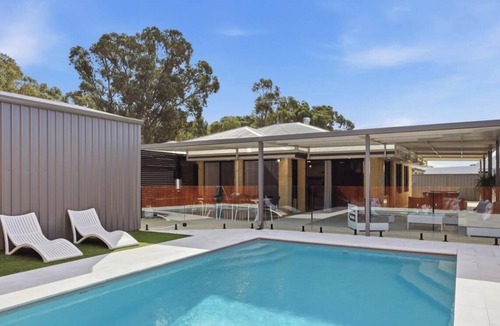 Greenfields House | Mandurah Poolside Retreat