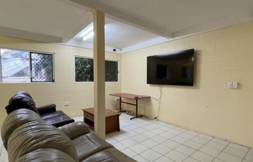 Bowen Hostel | Mangoes Backpacker Hostel & Farmstay