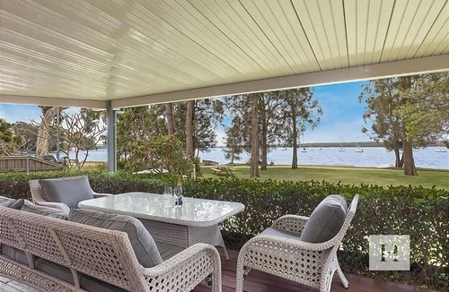 Mannering Park House | Mannering Lake House