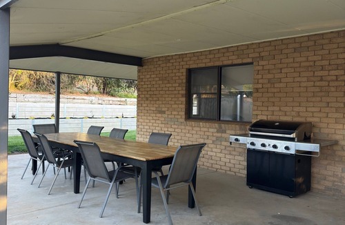 Mandurang South House | MANNIX ESCAPE - 4 Bedroom house with everything you might need