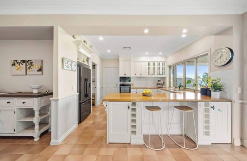 Ninderry House | Manor & 3 Villas - Pool & Coastal Views - 24ppl