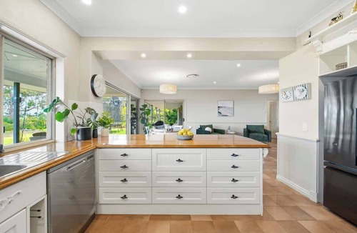 Ninderry House | Manor & 3 Villas - Pool & Coastal Views - 24ppl