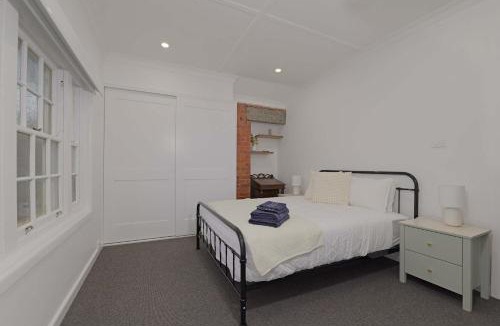Manuka House | Manuka Village - Sleeps 8 - Free parking x 4