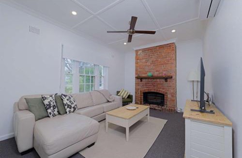 Manuka House | Manuka Village - Sleeps 8 - Free parking x 4