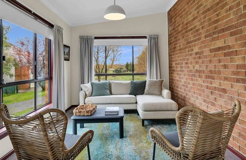 Orange House | Maplehurst - Peaceful Country Getaway near Winery