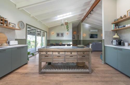 Shallow Bay House | Mara Luxe Farm Stay 20 mins from Beach