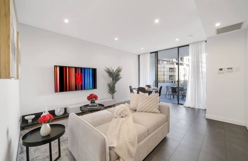 Forest Lodge Apartment | Marble Bloom | 1BR near Sydney CBD + FREE Parking